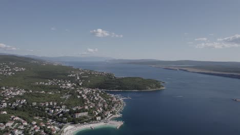 Video-Mit-Einer-Frontflugzeugdrohne,-Die-über-Die-Küste-Von-Jadranovo-In-Kroatien-Vorrückt,-Klarer-Himmel-Mit-Einigen-Wolken,-Man-Kann-Einen-Pier-Mit-Booten-Am-Ufer-Sehen