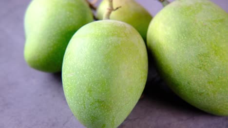primer plano de mangos verdes