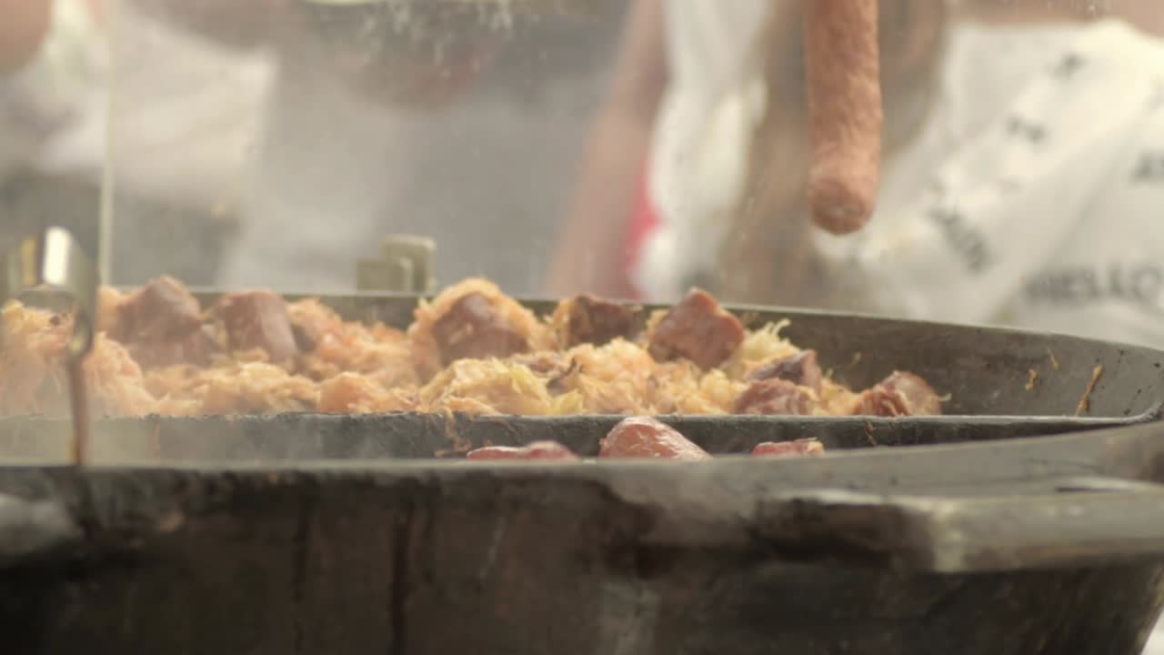 Cibo fumante in cottura al mercato di strada.