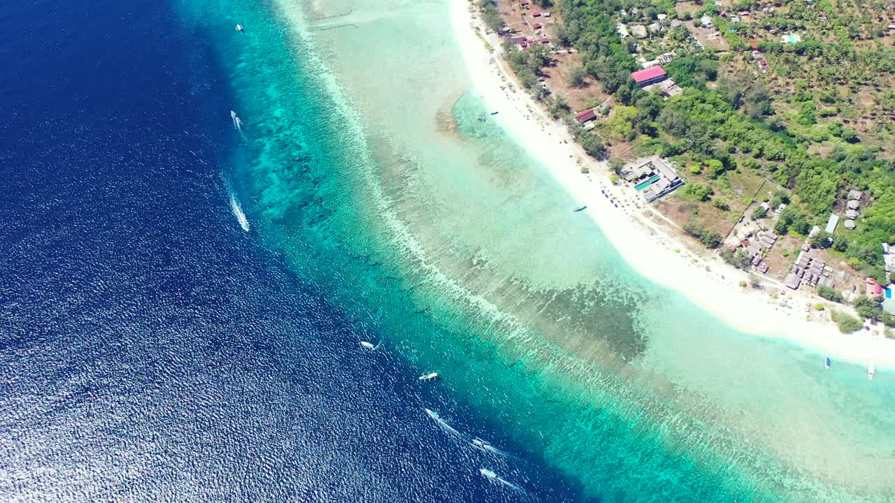 맑은 바다에서 보트로 둘러싸인 아름다운 발리 섬
