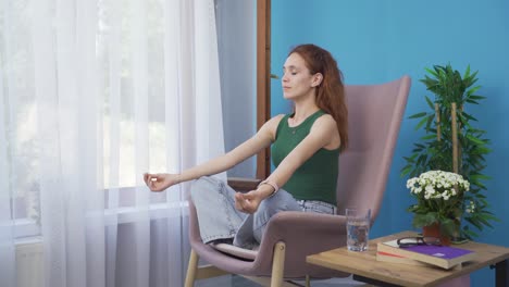 Frau-Macht-Yoga-Draußen-Vor-Dem-Fenster.