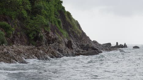 Playa-Dam-Trau-Con-Olas-Salpicadas-En-La-Isla-Con-Dao,-Vietnam