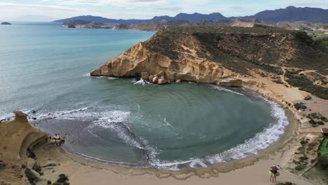 Bahía-Dorada-Y-Playa-De-Arena-En-Aguilas,-Andalucía,-España---Antena-4k-Dando-Vueltas