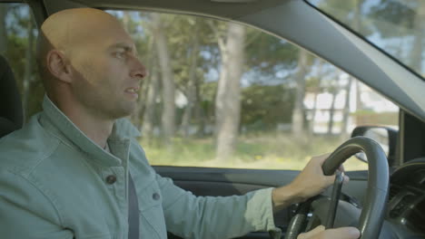 hombre con un teléfono inteligente y conduciendo un coche