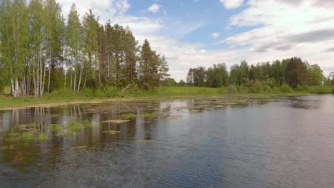 Drohne-Fliegt-über-Seewasser-Im-Naturpark-In-Kurze,-Lettland,-Tag