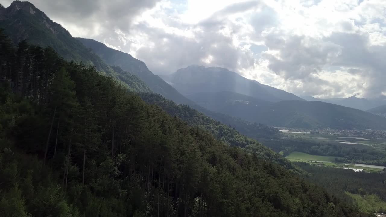 vista aérea de las montañas y el bosque en borgo valsugana en trentino italia con drones volando hacia adelante