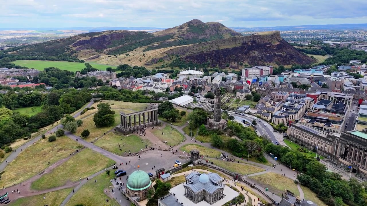 Letecký pohled na památky Calton Hill s Arthurovým sedlem za Edinburghem, Skotsko.