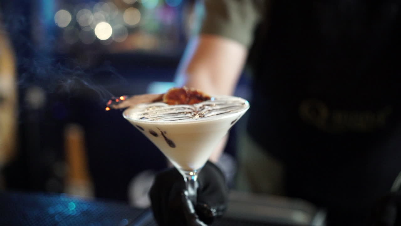 barista che offre dando fumare cannella sudore cocktail rallentatore