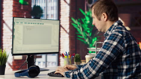 programador en el escritorio escribiendo código en la computadora, desarrollando programas de software