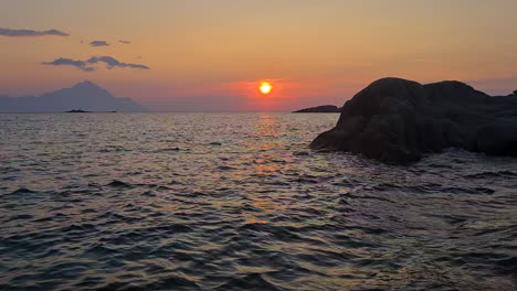 Puesta-De-Sol-Escénica-Sobre-El-Mar-Mediterráneo,-Las-Rocas-Y-La-Playa