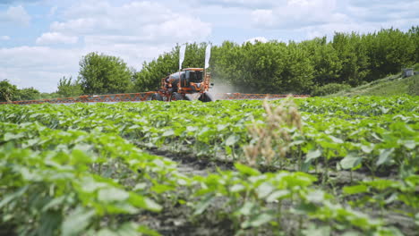 Landwirtschaftlicher-Dünger,-Der-Auf-Dem-Feld-Arbeitet.-Versprühen-Von-Pestiziden.-Bewässerungsfeld