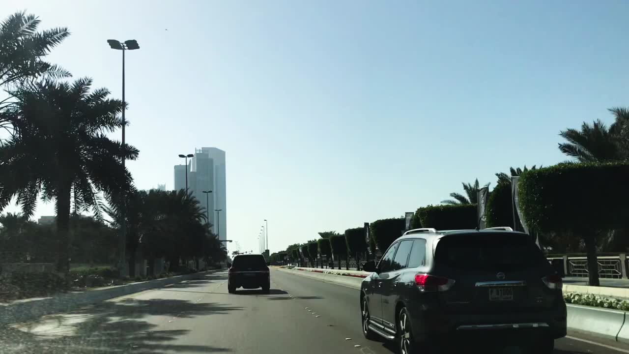 conducir dentro de un automóvil en el centro de dubai