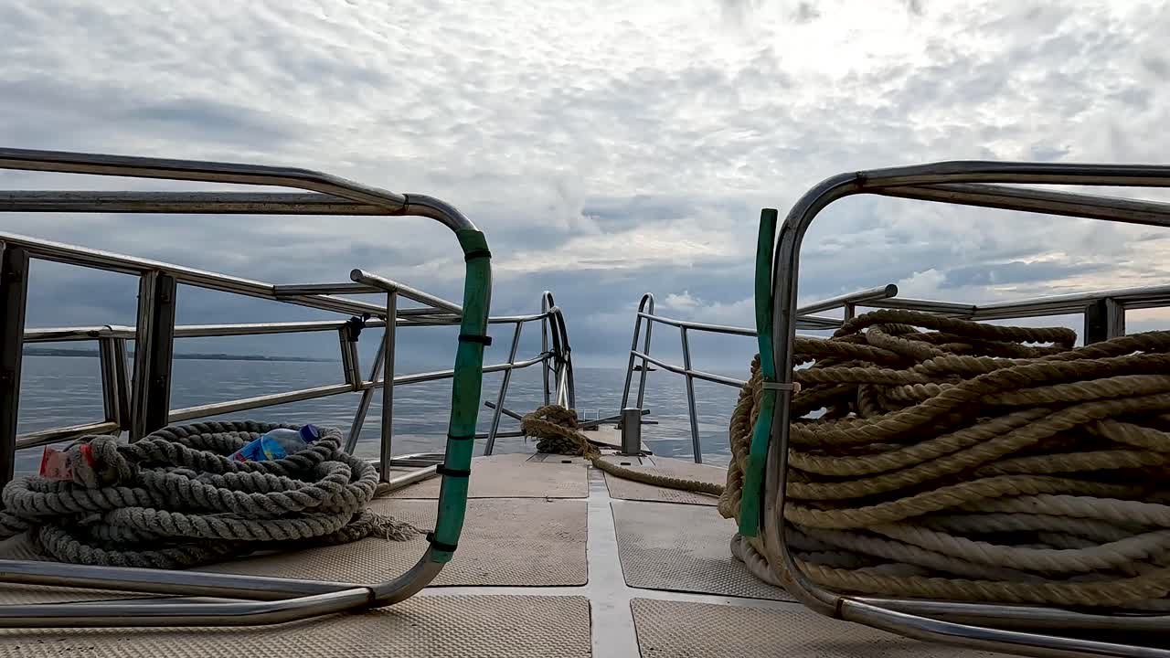 barco navegando lentamente hacia oscuras y peligrosas nubes de tormenta