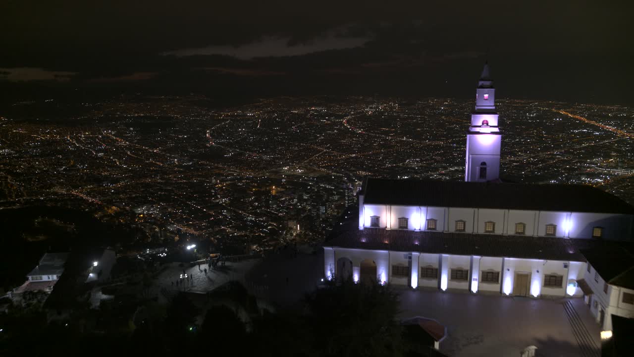 fotografía de avión no tripulado de la iglesia de monserrate con vistas a la ciudad de bogotá, colombia por la noche