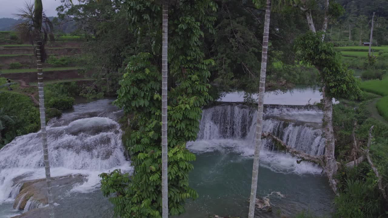 cataratas de waikacura durante un día nublado isla de sumba este de indonesia, aero