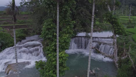 Waikacura-Wasserfälle-An-Einem-Bewölkten-Tag,-Insel-Sumba,-Ostindonesien,-Luftaufnahme