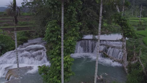 Cascadas-De-Waikacura-Durante-Un-Día-Nublado-Isla-Sumba-Este-De-Indonesia,-Antena