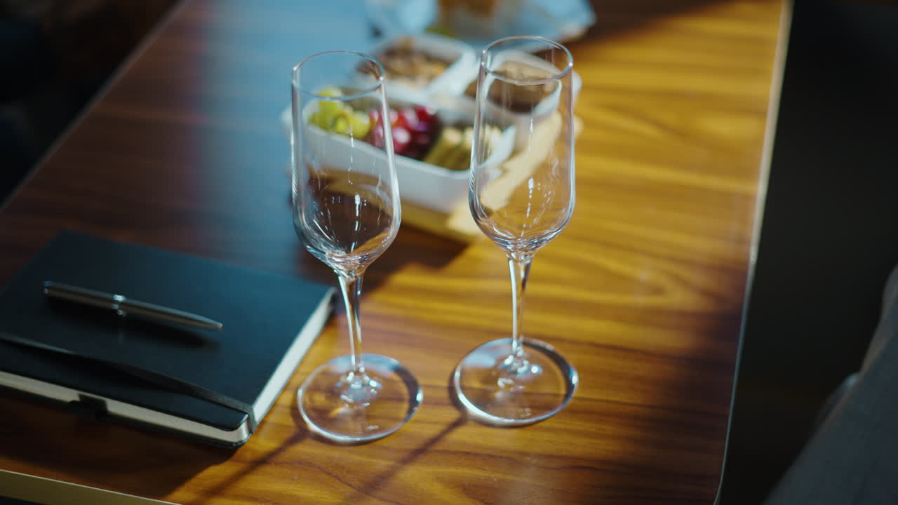 Champagneglas med snacks på et luksuriøst bord