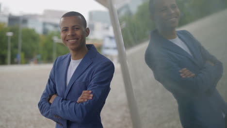 Un-Chico-Afroamericano-Confiado-De-Pie-Con-Los-Brazos-Cruzados.