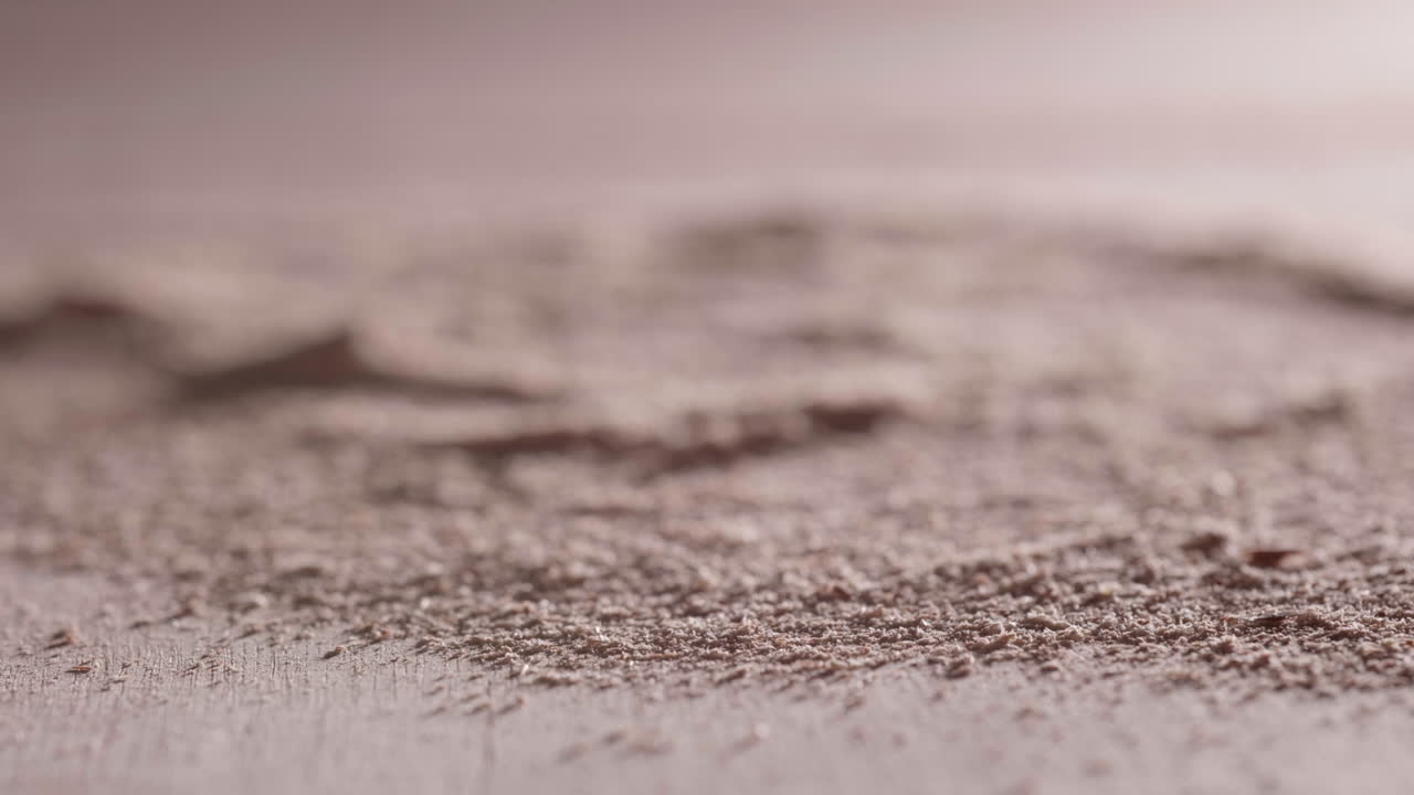 나무 판자를 자르는 동안 목재 면도 더미