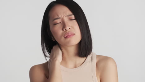 아시아 여성이 카메라 앞에서 피곤함을 느니다.