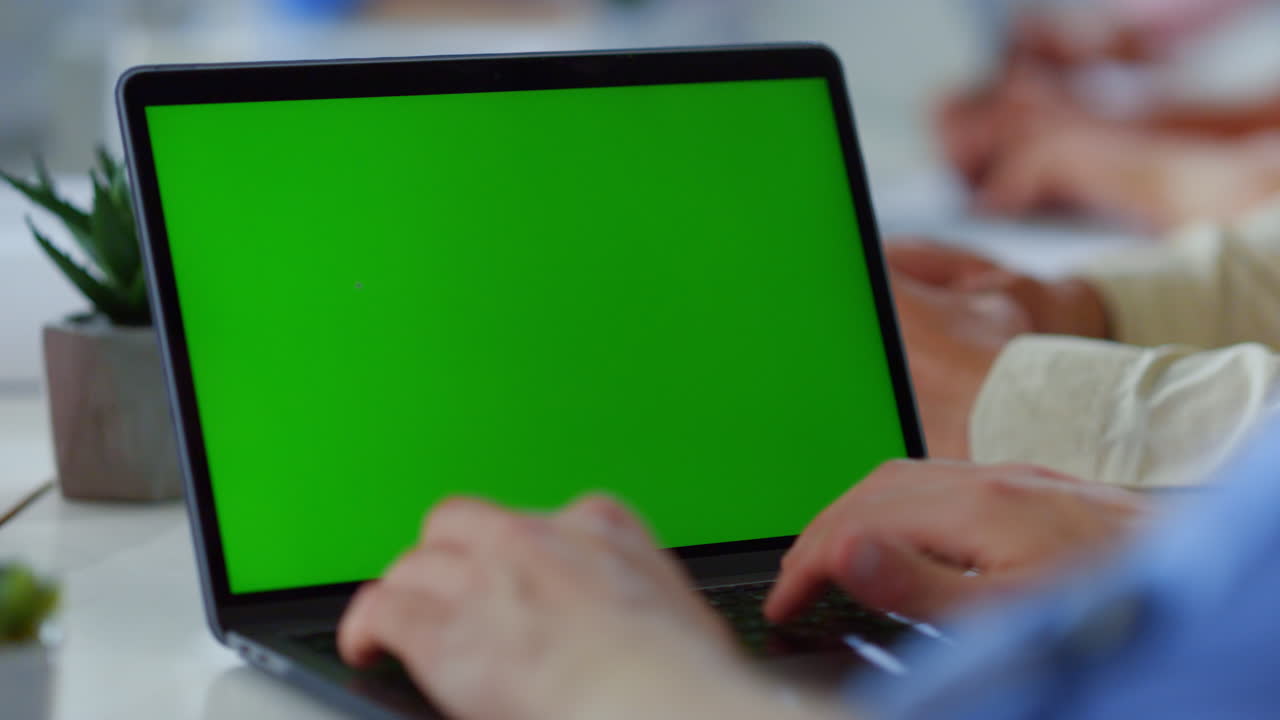 manos de hombre escribiendo en pantalla verde oficina de computadora portátil. hombre desconocido usando computadora