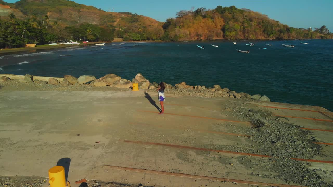 Una modella che si gode la vista della spiaggia in un villaggio di pescatori sulla costa nord-occidentale di Tobago