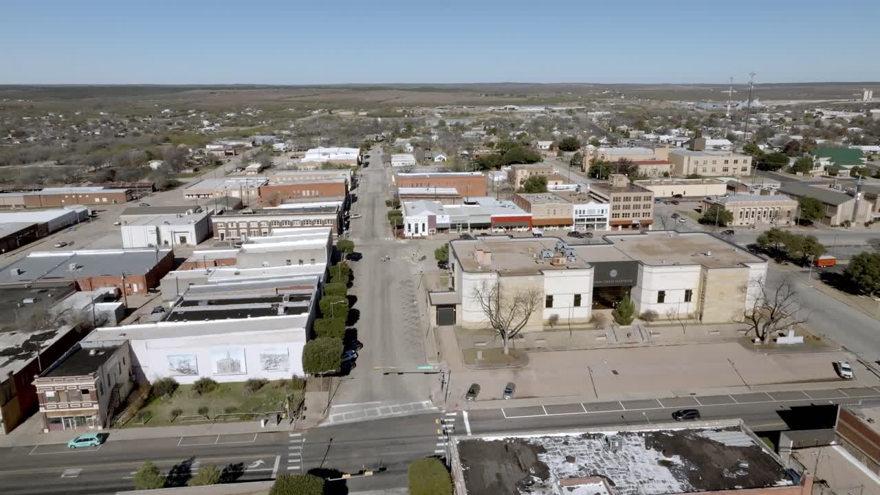 el centro de sweetwater, texas con un video de un dron que se mueve hacia abajo