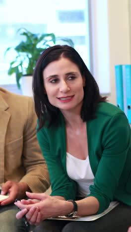 equipo de negocios casuales hablando juntos durante una reunión