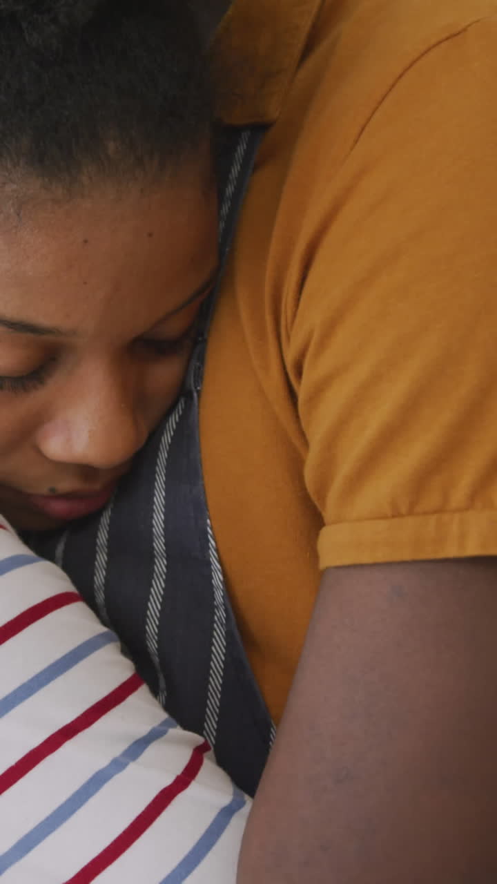 video de una feliz pareja afroamericana abrazándose en la cocina