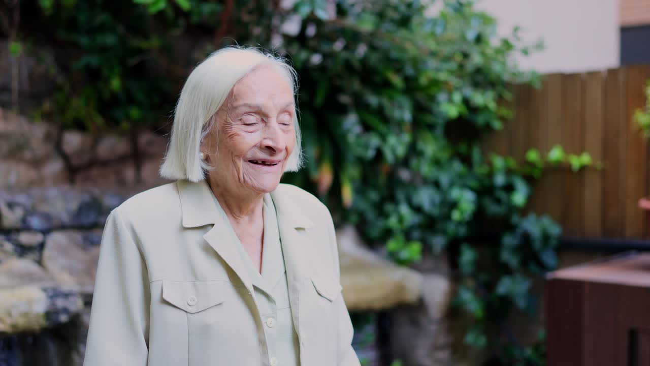 портрет пожилой женщины