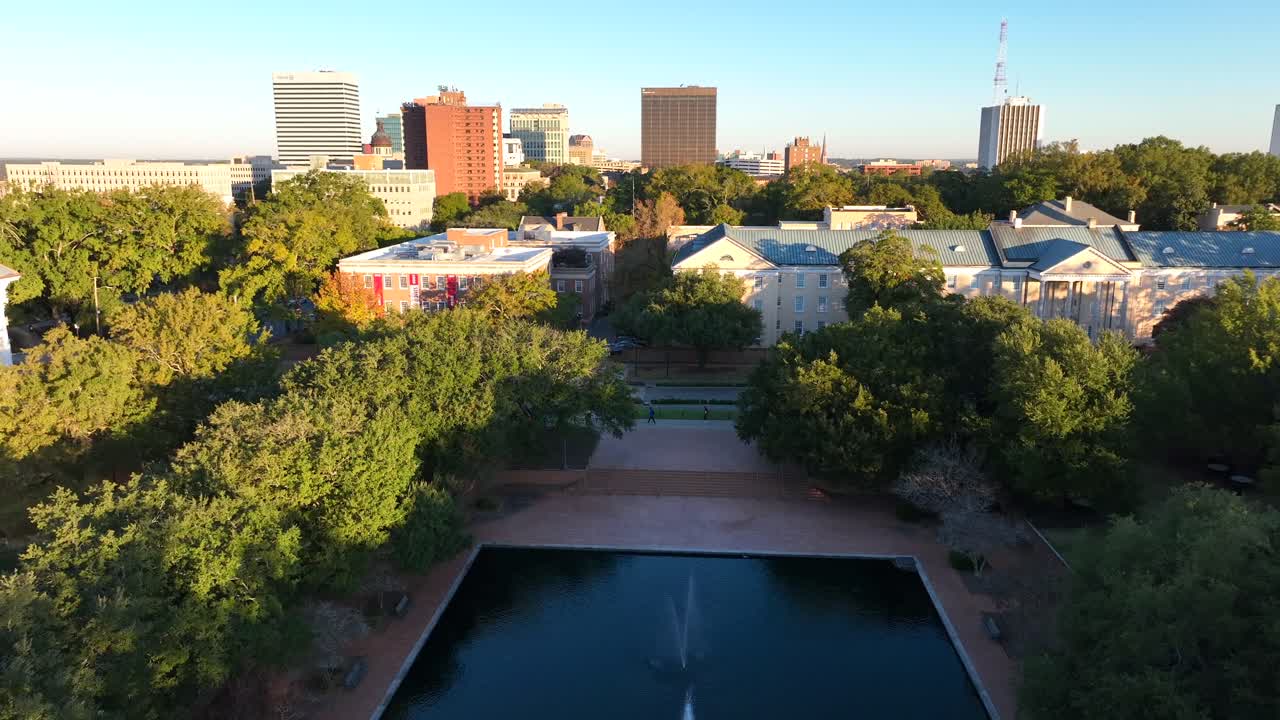universidad de carolina del sur: fuente y piscina reflectante en la biblioteca de thomas cooper