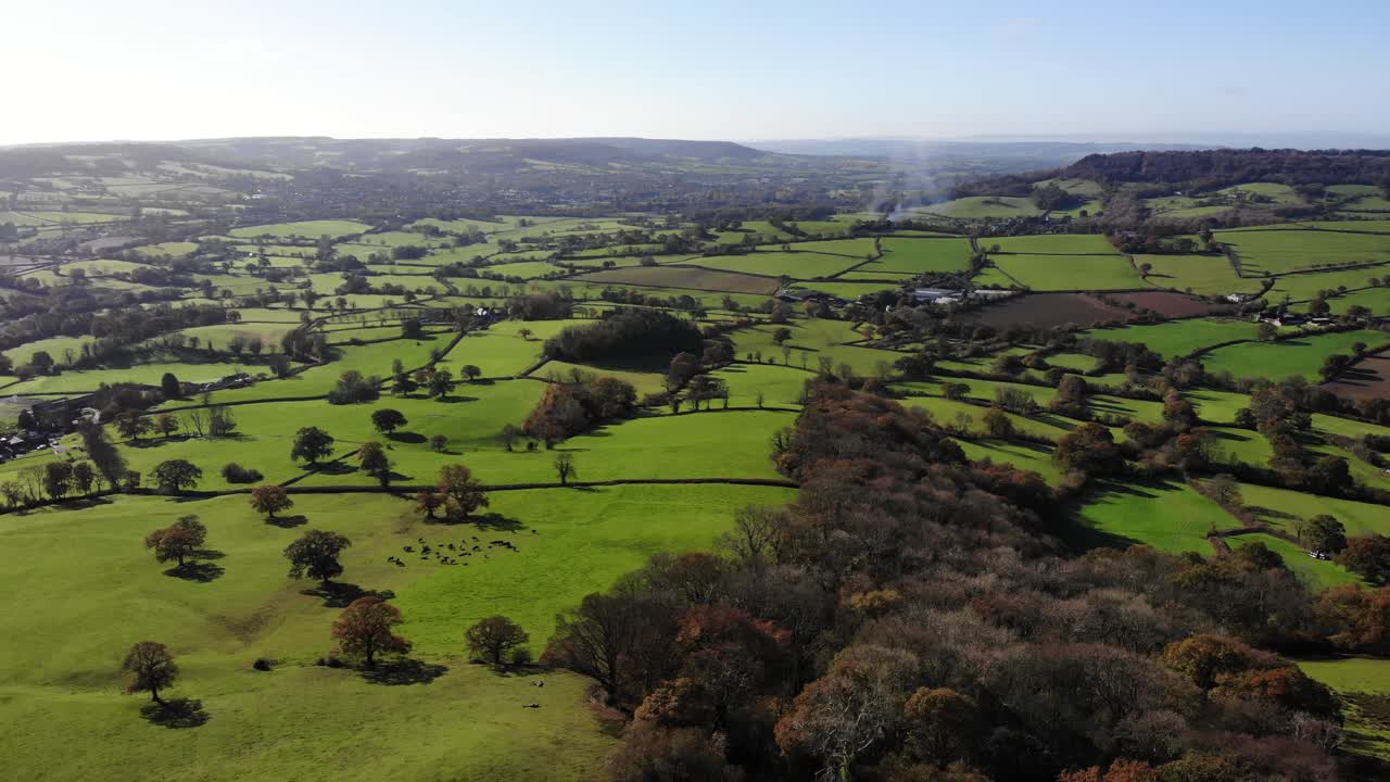 Ripresa aerea all'indietro con vista sulla Valle dell'Otter e sulla splendida campagna del Devon in Inghilterra