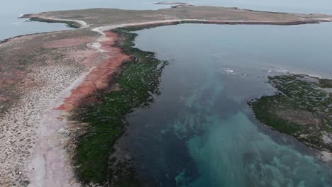 increíble vista del acantilado rocoso cerca del mar