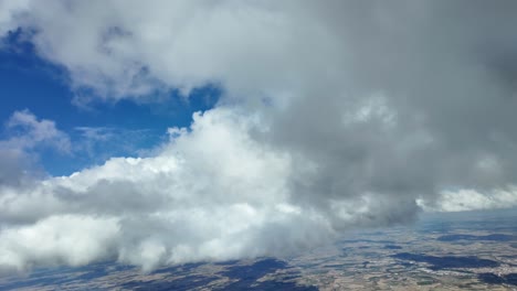 Immersive-POV-Aus-Dem-Cockpit-Eines-Flugzeugs,-Das-In-Einem-Blauen-Himmel-Mit-Einigen-Weißen-Cumuluswolken-Fliegt