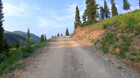 Pov-Conduciendo-Por-El-Sendero-Alpine-Loop-4wd,-Cerca-Del-Paso-De-Canela-En-Las-Montañas-De-San-Juan-Cerca-De-Silverton-Colorado