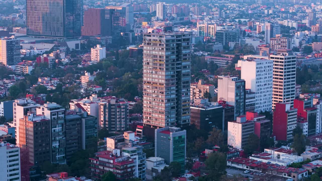 Akşam yaklaşırken Mexico City'deki bir grup binanın havadan görünümü