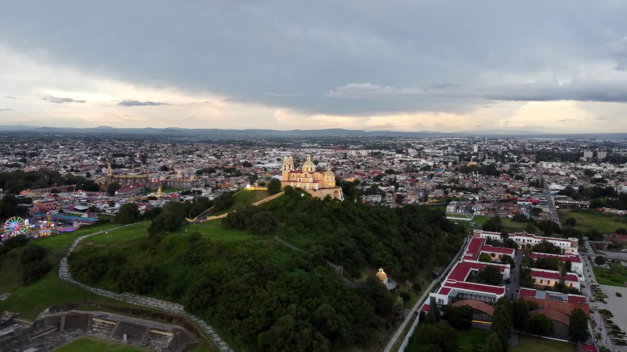 vista aerea de la piramide de cholula con una tormenta de fondo