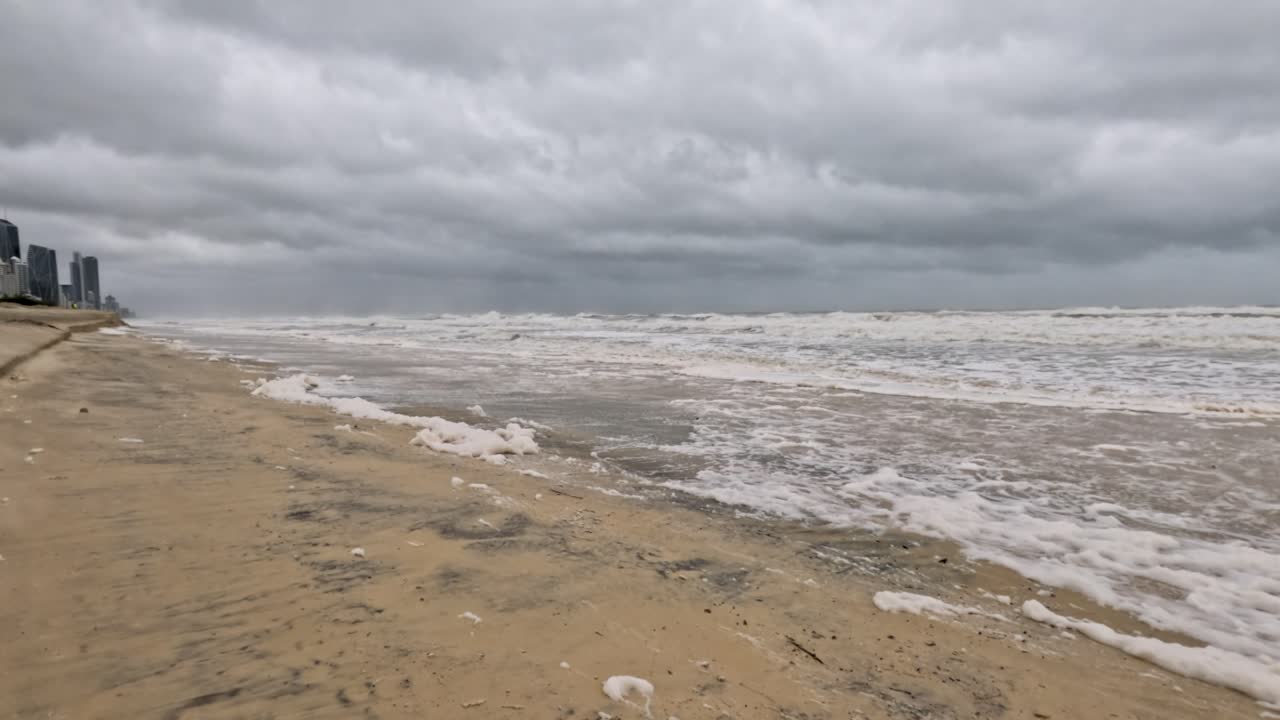 사이클론 동안 해안 침식과 해양