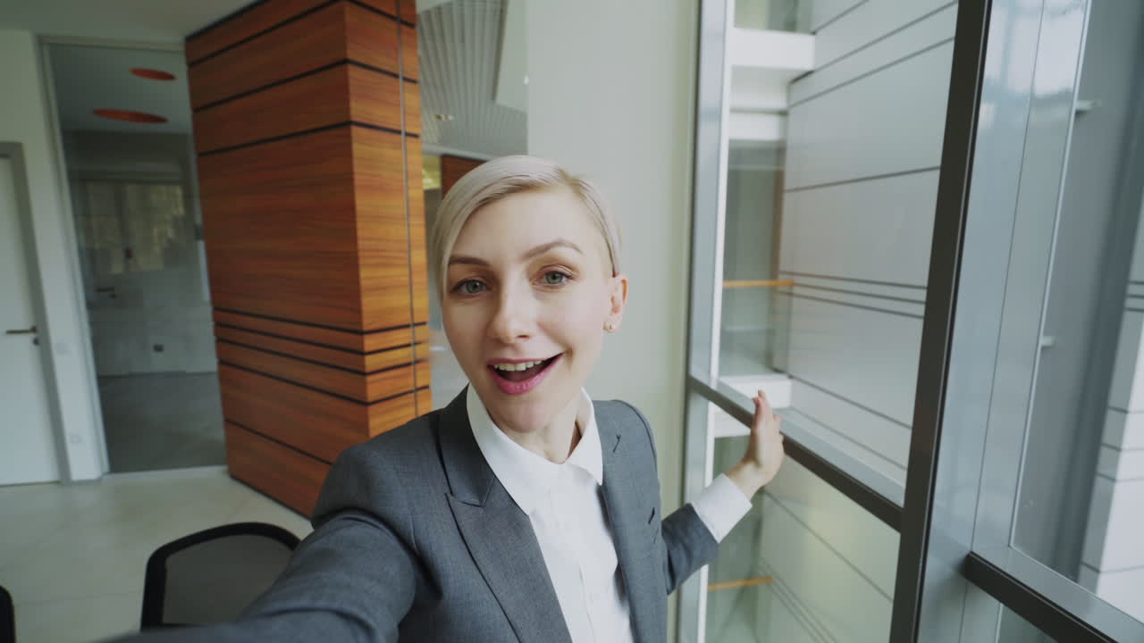 Donna d'affari in un selfie in ufficio