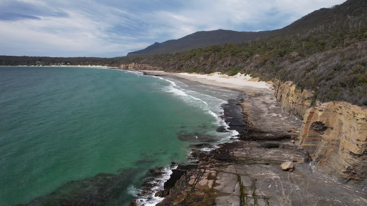 Pirates Bay e Egg Beach a Eaglehawk Neck, Tasmania, Australia - Ripresa con drone