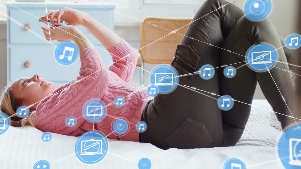animación de la red de conexiones con iconas musicales sobre mujer caucásica usando teléfono inteligente