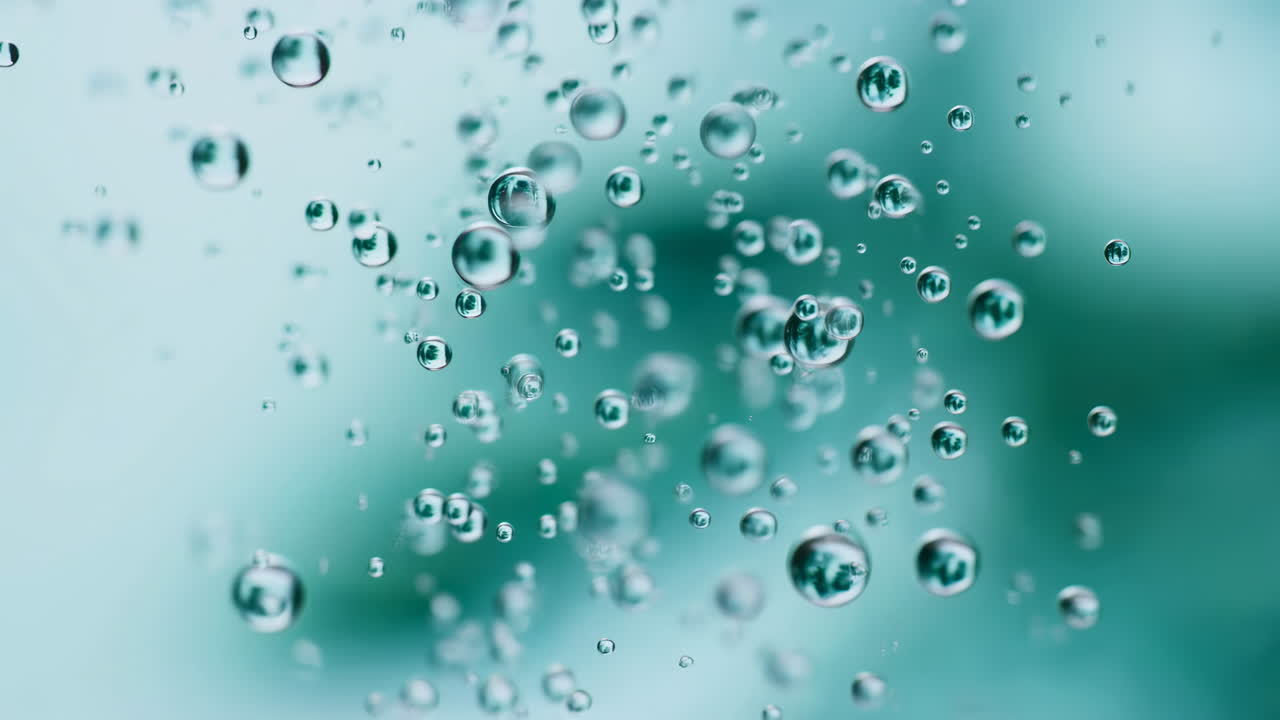 Primo piano astratto di bolle d'acqua limpida che galleggiano in un liquido