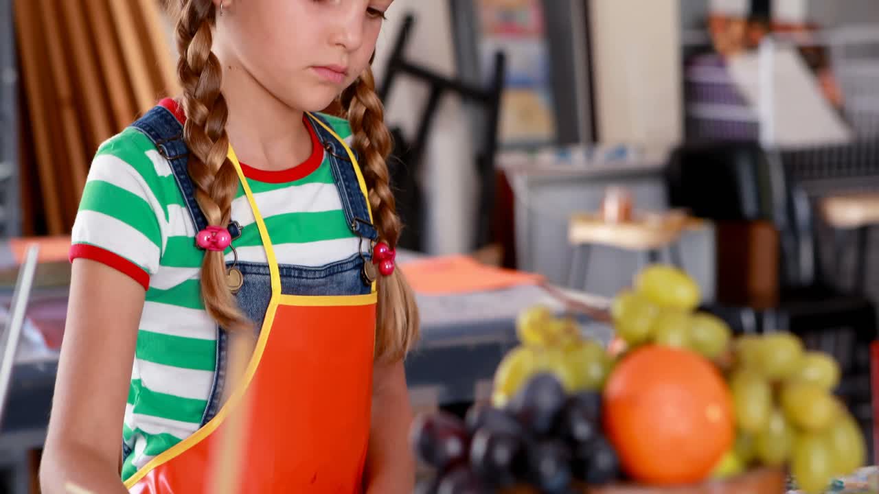pintura de una estudiante en papel de dibujo 4k