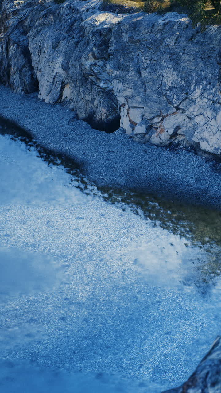 Riflessi sereni su una tranquilla riva del fiume al crepuscolo sotto il cielo crepuscolare