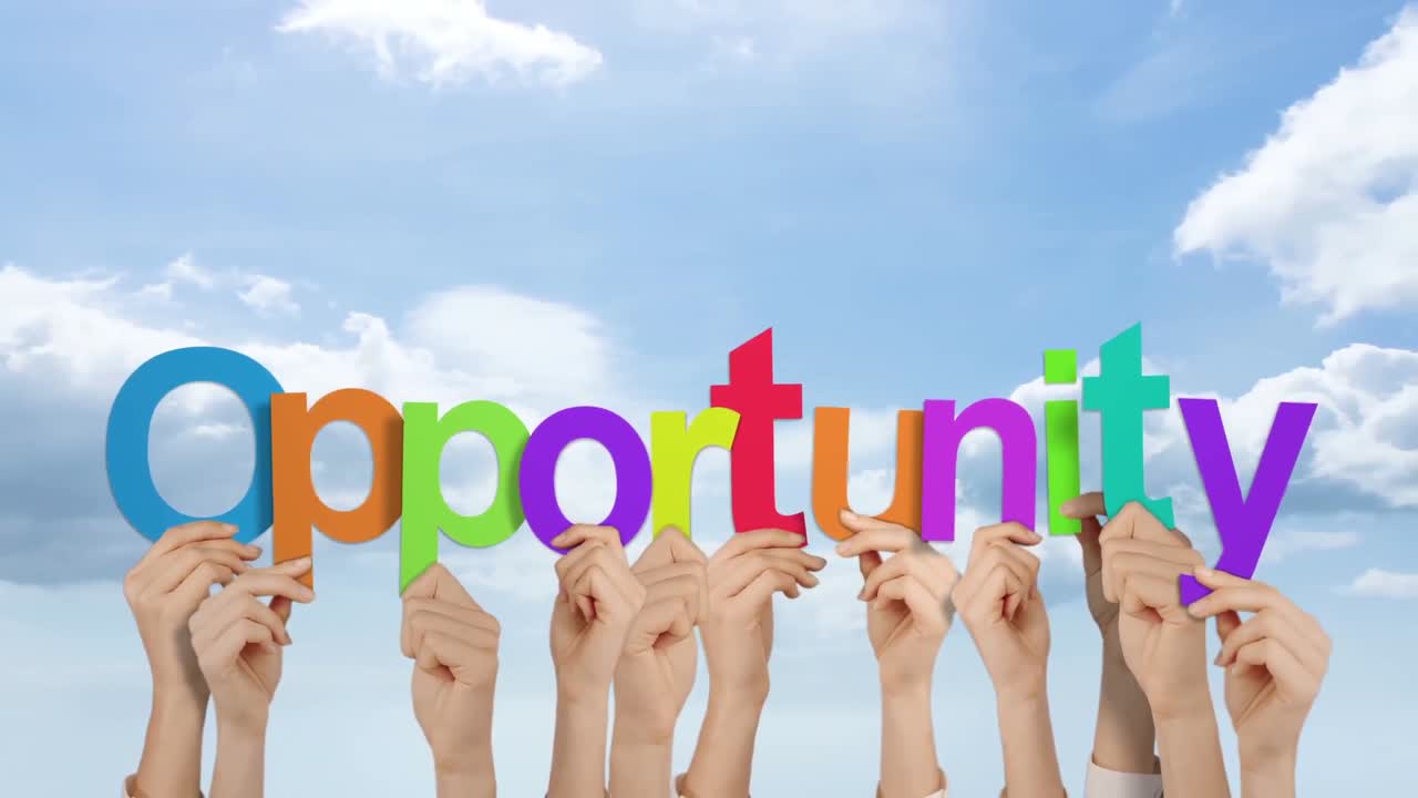 기회를 들고 있는 손