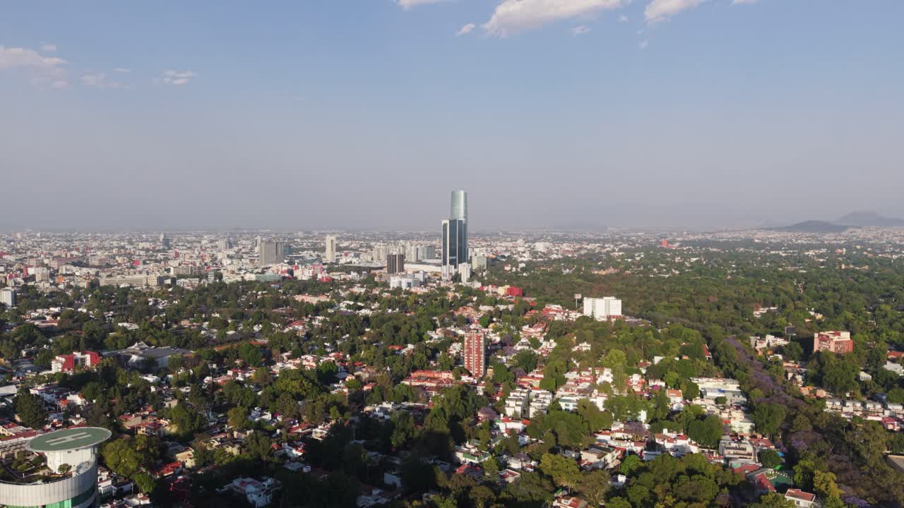 CDMX'in Coyoacan bölgesi üzerinde güneşli gün uçuşu.
