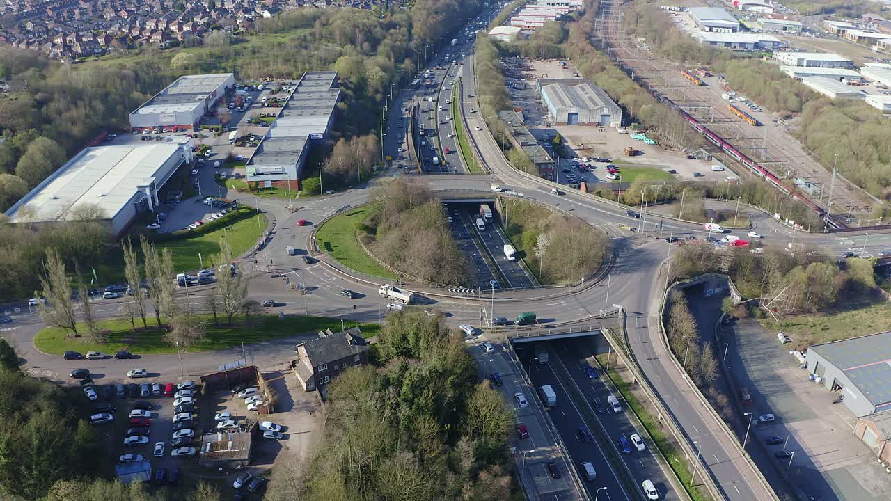혼잡한 교통체증, 교통체증, 출퇴근 시간 동안 통근 고속도로, 고속도로의 넓은 구간에 대한 항공 영상