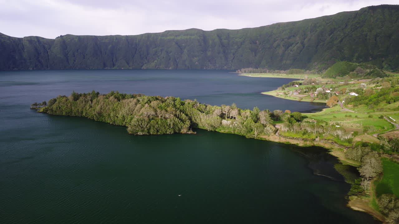 Toàn cảnh từ trên cao Hồ miệng núi lửa Sete Cidades và Làng