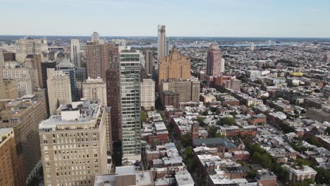 Drone-Volando-Sobre-El-Paisaje-Urbano-De-Filadelfia---Horizonte-De-Edificios-Nublados-Durante-El-Día-4k